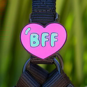 Jiby Charm para Personalizar Arnés Collar o Correa Diseño Corazón Bff, 1 Pieza Jiby Charm para Personalizar Arnés Collar o Correa Diseño Corazón Bff, 1 Pieza